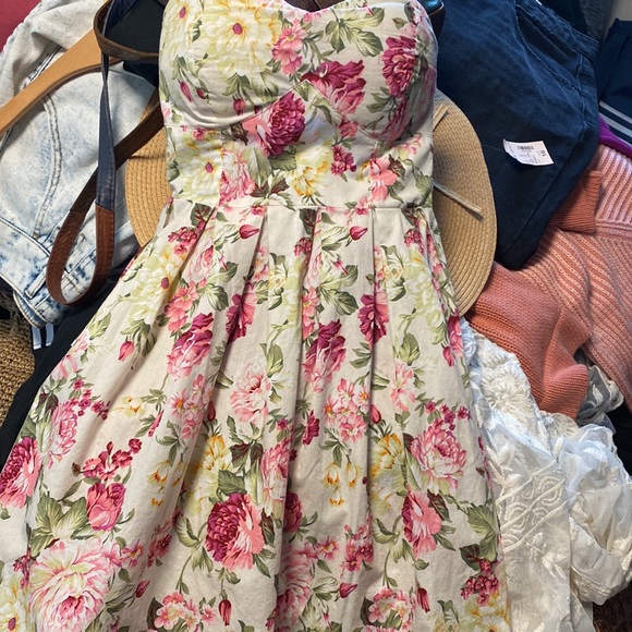 🎊🎉Host Pick 🎉🎊 XS beautiful Rue 21 floral, strapless dress smocked back - Picture 7 of 8